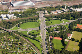 Photographie aérienne de Acheminement du trafic et voies du tracé routier à la jonction Südtangente vers la route de desserte A5 Karlsruhe Ettlingen avant le tunnel Edeltrud à le quartier Beiertheim-Bulach in Karlsruhe dans le département Bade-Wurtemberg, Allemagne