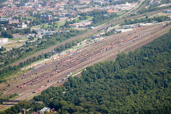 Vue aérienne de Parcours des voies ferrées sur le tunnel Edeltrud de la Südtangente la route B10 traverse le tunnel dans le quartier Beiertheim - Bulach à le quartier Beiertheim-Bulach in Karlsruhe dans le département Bade-Wurtemberg, Allemagne