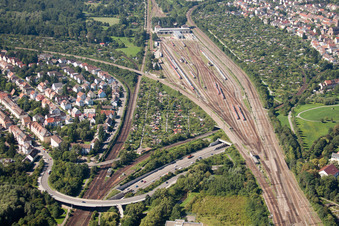 Vue oblique de Parcours des voies ferrées sur le tunnel Edeltrud de la Südtangente la route B10 traverse le tunnel dans le quartier Beiertheim - Bulach à le quartier Beiertheim-Bulach in Karlsruhe dans le département Bade-Wurtemberg, Allemagne