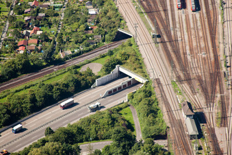 Photographie aérienne de Entrée et sortie du tunnel Edeltrud de la tangente sud la route B10 traverse le tunnel dans le quartier Beiertheim - Bulach à le quartier Beiertheim-Bulach in Karlsruhe dans le département Bade-Wurtemberg, Allemagne