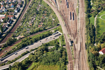 Vue oblique de Entrée et sortie du tunnel Edeltrud de la tangente sud la route B10 traverse le tunnel dans le quartier Beiertheim - Bulach à le quartier Beiertheim-Bulach in Karlsruhe dans le département Bade-Wurtemberg, Allemagne