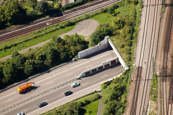 Entrée et sortie du tunnel Edeltrud de la tangente sud la route B10 traverse le tunnel dans le quartier Beiertheim - Bulach à le quartier Beiertheim-Bulach in Karlsruhe dans le département Bade-Wurtemberg, Allemagne d'en haut