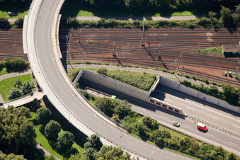 Vue oblique de Tracé du croisement ferroviaire des systèmes ferroviaires et ferroviaires de la Deutsche Bahn à le quartier Beiertheim-Bulach in Karlsruhe dans le département Bade-Wurtemberg, Allemagne