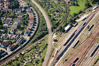 Tracé du croisement ferroviaire des systèmes ferroviaires et ferroviaires de la Deutsche Bahn à le quartier Beiertheim-Bulach in Karlsruhe dans le département Bade-Wurtemberg, Allemagne d'en haut