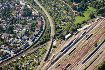 Tracé du croisement ferroviaire des systèmes ferroviaires et ferroviaires de la Deutsche Bahn à le quartier Beiertheim-Bulach in Karlsruhe dans le département Bade-Wurtemberg, Allemagne hors des airs