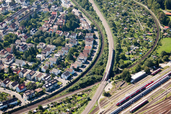 Tracé du croisement ferroviaire des systèmes ferroviaires et ferroviaires de la Deutsche Bahn à le quartier Beiertheim-Bulach in Karlsruhe dans le département Bade-Wurtemberg, Allemagne vue d'en haut
