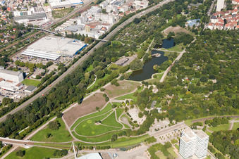 Vue aérienne de Parc Günther-Klotz-Anlage à le quartier Südweststadt in Karlsruhe dans le département Bade-Wurtemberg, Allemagne