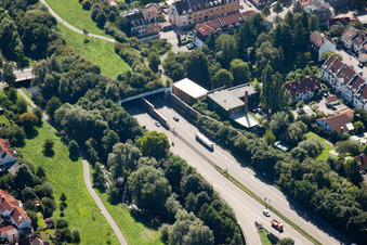 Entrée et sortie du tunnel Edeltrud de la tangente sud la route B10 traverse le tunnel dans le quartier Beiertheim - Bulach à le quartier Beiertheim-Bulach in Karlsruhe dans le département Bade-Wurtemberg, Allemagne vue d'en haut