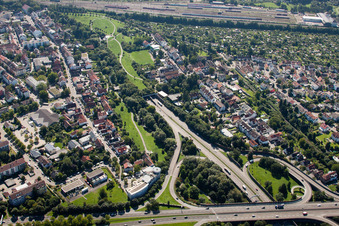Entrée et sortie du tunnel Edeltrud de la tangente sud la route B10 traverse le tunnel dans le quartier Beiertheim - Bulach à le quartier Beiertheim-Bulach in Karlsruhe dans le département Bade-Wurtemberg, Allemagne depuis l'avion