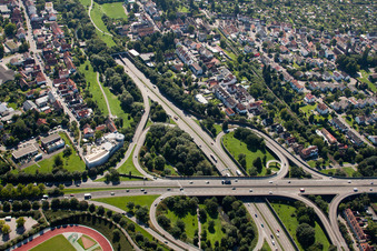 Acheminement du trafic et voies du tracé routier à la jonction Südtangente vers la route de desserte A5 Karlsruhe Ettlingen avant le tunnel Edeltrud à le quartier Beiertheim-Bulach in Karlsruhe dans le département Bade-Wurtemberg, Allemagne vue d'en haut
