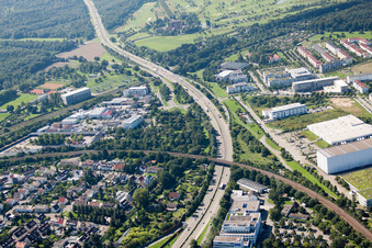 Vue aérienne de Structure de pont ferroviaire pour le tracé des voies ferrées à le quartier Beiertheim-Bulach in Karlsruhe dans le département Bade-Wurtemberg, Allemagne
