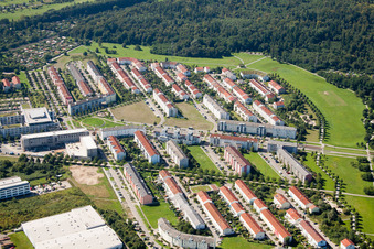 Vue aérienne de Rue Wilhelm Leuchner à le quartier Oberreut in Karlsruhe dans le département Bade-Wurtemberg, Allemagne