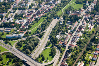 Vue d'oiseau de Entrée et sortie du tunnel Edeltrud de la tangente sud la route B10 traverse le tunnel dans le quartier Beiertheim - Bulach à le quartier Beiertheim-Bulach in Karlsruhe dans le département Bade-Wurtemberg, Allemagne