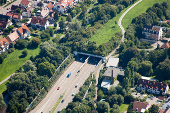 Entrée et sortie du tunnel Edeltrud de la tangente sud la route B10 traverse le tunnel dans le quartier Beiertheim - Bulach à le quartier Beiertheim-Bulach in Karlsruhe dans le département Bade-Wurtemberg, Allemagne vue du ciel