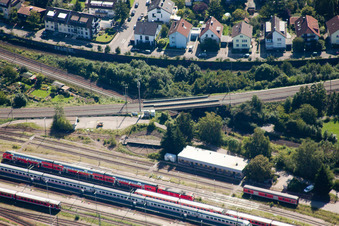 Vue aérienne de Voies et lignes ferroviaires au hangar à locomotives (également hangar à locomotives, hall à locomotives ou hall à locomotives) du dépôt ferroviaire Dampflokfreunde Karlsruhe eV dans le district de Beiertheim - Bulach à le quartier Beiertheim-Bulach in Karlsruhe dans le département Bade-Wurtemberg, Allemagne