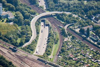 Enregistrement par drone de Entrée et sortie du tunnel Edeltrud de la tangente sud la route B10 traverse le tunnel dans le quartier Beiertheim - Bulach à le quartier Beiertheim-Bulach in Karlsruhe dans le département Bade-Wurtemberg, Allemagne