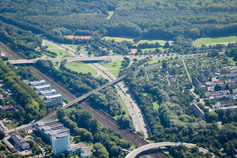 Image drone de Entrée et sortie du tunnel Edeltrud de la tangente sud la route B10 traverse le tunnel dans le quartier Beiertheim - Bulach à le quartier Beiertheim-Bulach in Karlsruhe dans le département Bade-Wurtemberg, Allemagne