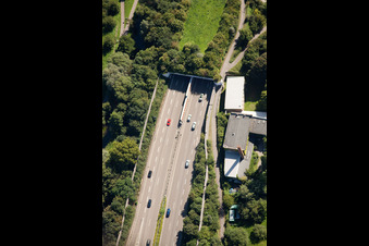 Entrée et sortie du tunnel Edeltrud de la tangente sud la route B10 traverse le tunnel dans le quartier Beiertheim - Bulach à le quartier Beiertheim-Bulach in Karlsruhe dans le département Bade-Wurtemberg, Allemagne du point de vue du drone