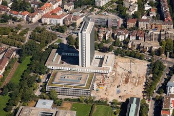 Vue aérienne de Chantier de construction de l'immeuble de bureaux du bâtiment administratif et commercial de l'Assurance Pension Allemande du Bade-Wurtemberg à le quartier Südweststadt in Karlsruhe dans le département Bade-Wurtemberg, Allemagne