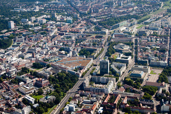 Vue aérienne de Centre Ettlingertor à le quartier Südweststadt in Karlsruhe dans le département Bade-Wurtemberg, Allemagne