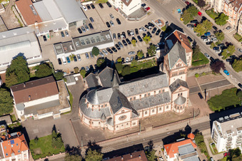 Vue aérienne de Clocher et toit de l'église catholique Saint-Boniface à le quartier Weststadt in Karlsruhe dans le département Bade-Wurtemberg, Allemagne