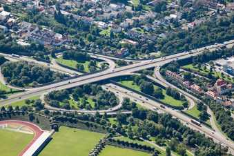 Vue d'oiseau de Acheminement du trafic et voies du tracé routier à la jonction Südtangente vers la route de desserte A5 Karlsruhe Ettlingen avant le tunnel Edeltrud à le quartier Beiertheim-Bulach in Karlsruhe dans le département Bade-Wurtemberg, Allemagne