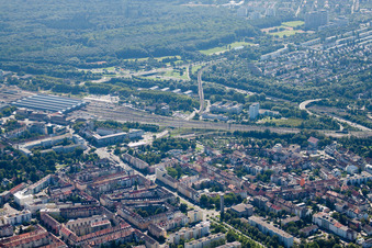 Vue d'oiseau de Plan des voies et gare principale de la Deutsche Bahn à le quartier Südweststadt in Karlsruhe dans le département Bade-Wurtemberg, Allemagne
