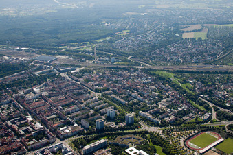 Plan des voies et gare principale de la Deutsche Bahn à le quartier Südweststadt in Karlsruhe dans le département Bade-Wurtemberg, Allemagne vue du ciel