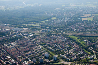 Vue aérienne de Vue des rues et des maisons dans les quartiers résidentiels à le quartier Südweststadt in Karlsruhe dans le département Bade-Wurtemberg, Allemagne