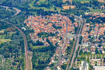 Vue aérienne de Rheinbrückenstraße depuis l'est à le quartier Knielingen in Karlsruhe dans le département Bade-Wurtemberg, Allemagne