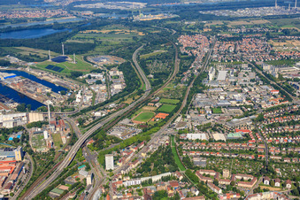 Vue aérienne de Terrains de sport de la Turnerschaft Mühlburg à la gare de Mühlburg à le quartier Mühlburg in Karlsruhe dans le département Bade-Wurtemberg, Allemagne