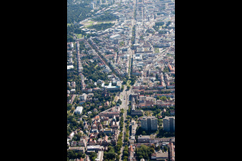 Vue aérienne de Kaiserstraße vue de l'ouest à le quartier Innenstadt-West in Karlsruhe dans le département Bade-Wurtemberg, Allemagne