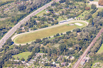 Vue aérienne de Hippodrome de l'hippodrome de Knielinger à le quartier Knielingen in Karlsruhe dans le département Bade-Wurtemberg, Allemagne