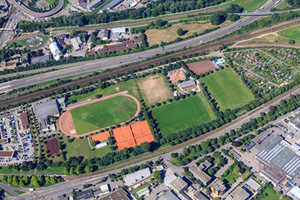 Vue aérienne de SJK Blau-Weiß Mühlburg eV et SV Schwarz-Weiß 1952 Mühlburg eV à le quartier Mühlburg in Karlsruhe dans le département Bade-Wurtemberg, Allemagne
