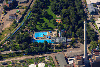 Vue aérienne de Bain de soleil à la centrale de cogénération de l'Ouest à le quartier Mühlburg in Karlsruhe dans le département Bade-Wurtemberg, Allemagne