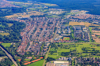 Vue aérienne de Vue de la ville depuis le sud-ouest à le quartier Neureut in Karlsruhe dans le département Bade-Wurtemberg, Allemagne