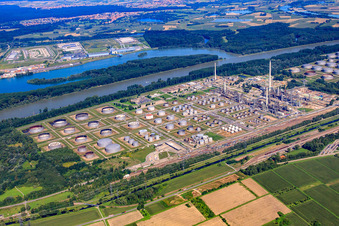 Vue aérienne de Raffinerie OMV à le quartier Knielingen in Karlsruhe dans le département Bade-Wurtemberg, Allemagne