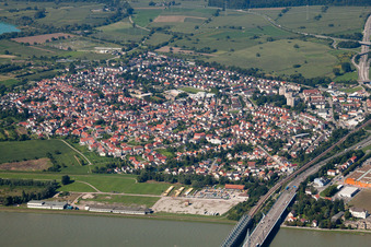 Vue aérienne de Du nord-est à le quartier Maximiliansau in Wörth am Rhein dans le département Rhénanie-Palatinat, Allemagne