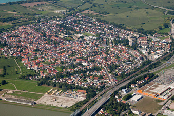 Vue aérienne de Du nord-est à le quartier Maximiliansau in Wörth am Rhein dans le département Rhénanie-Palatinat, Allemagne