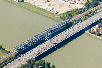 Vue aérienne de Rivière - Structure de pont sur le Rhin à le quartier Knielingen in Karlsruhe dans le département Bade-Wurtemberg, Allemagne