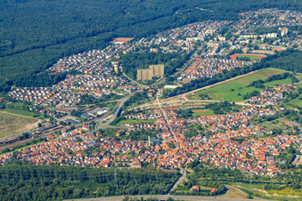 Vue aérienne de Vue de la ville depuis l'est à Wörth am Rhein dans le département Rhénanie-Palatinat, Allemagne