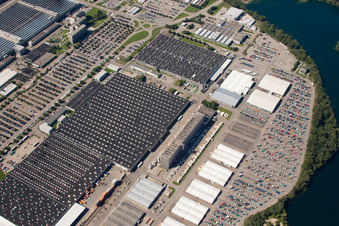 Vue aérienne de Halls de montage et aires de stationnement pour les nouveaux tracteurs routiers de Daimler Automobilwerke à Wörth am Rhein dans le département Rhénanie-Palatinat, Allemagne