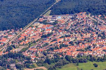 Vue aérienne de La ligne de chemin de fer traverse la ville à Jockgrim dans le département Rhénanie-Palatinat, Allemagne