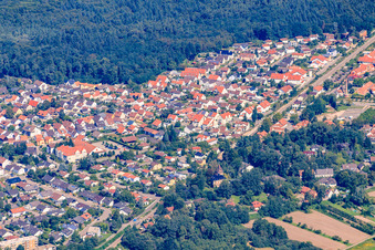 Vue aérienne de La ligne de chemin de fer traverse la ville à Jockgrim dans le département Rhénanie-Palatinat, Allemagne