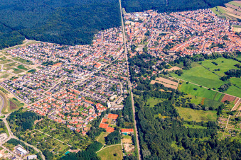 Photographie aérienne de La ligne de chemin de fer traverse la ville à Jockgrim dans le département Rhénanie-Palatinat, Allemagne