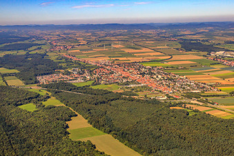 Vue de la ville depuis le sud-est à Kandel dans le département Rhénanie-Palatinat, Allemagne d'en haut