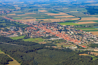 Vue de la ville depuis le sud-est à Kandel dans le département Rhénanie-Palatinat, Allemagne hors des airs