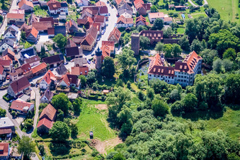 Vue aérienne de Bâtiments et installations du parc du château à douves Schloß Lohrbach Bauträger GmbH à le quartier Lohrbach in Mosbach dans le département Bade-Wurtemberg, Allemagne