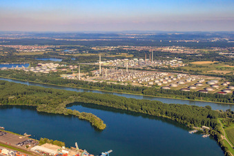 Vue aérienne de MIRO de l'ouest à le quartier Knielingen in Karlsruhe dans le département Bade-Wurtemberg, Allemagne