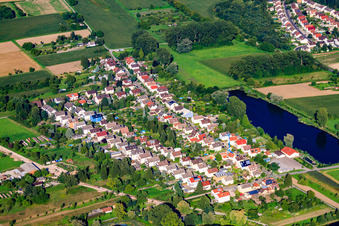 Vue aérienne de Rue Jakob-Dörr à le quartier Knielingen in Karlsruhe dans le département Bade-Wurtemberg, Allemagne